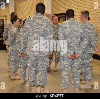 Il comando sgt. maj. William bostic, teatro 228th Tactical segnale comando vigili del sergente maggiore, parla ai soldati nuovo alla brigata da reclutare supporto programma dopo una patch cerimonia tenutasi presso il bluff road armory in Columbia, s.c., oct. 24, 2015. La cerimonia significava per i soldati di completare la formazione di base e avanzati di formazione individuale e ufficialmente di essere accolti per le loro nuove unità. (L'esercito degli Stati Uniti Guardia nazionale foto da 1lt. jessica donnelly/rilasciato) Foto Stock