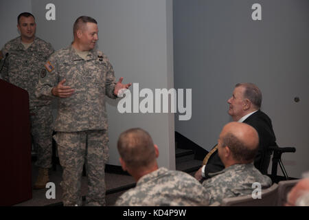 Us army chief warrant officer cinque william priester offre commento sul nome di retired army chief garantisce cinque James Madison simmons durante una cerimonia di premiazione in onore di Simmons. simmons è stato premiato con il fine di Saint Martin a La Carolina del Sud la guardia nazionale di aiutante generale di edificio in Columbia, s.c., 21 maggio 2015. fondata nel 1997, l'ordine di Saint martin riconosce quartermasters che hanno dato contributi significativi per il quartermaster corps. cw5 simmons servito onorevolmente per oltre quattro decenni prima di ritirarvi dal s.c. esercito guardia nazionale nel 1998. (Us army nationa Foto Stock