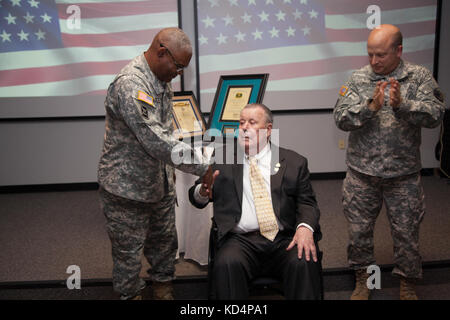 Esercito degli Stati Uniti maj. gen. Robert e. livingston, jr., l'aiutante generale di s.c., e US Army chief warrant officer cinque Paolo m. thurston, un componente di riserva garantisce officer personal developer per il quartermaster corps, presente l'ordine di Saint martin di pensionati chief warrant officer 5 james madison simmons a La Carolina del Sud la guardia nazionale di aiutante generale di edificio in Columbia, s.c., 21 maggio 2015. fondata nel 1997, l'ordine di Saint martin riconosce quartermasters che hanno dato contributi significativi per il quartermaster corps. cw5 simmons servito onorevolmente per oltre quattro deca Foto Stock