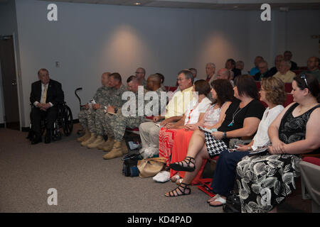 Ritirato US Army chief warrant officer cinque James Madison simmons è stato premiato con il fine di Saint Martin a La Carolina del Sud la guardia nazionale di aiutante generale di edificio in Columbia, s.c., 21 maggio 2015. fondata nel 1997, l'ordine di Saint martin riconosce quartermasters che hanno dato contributi significativi per il quartermaster corps. US Army maj, gen. Robert e. livingston, jr., l'aiutante generale di s.c., era tra quelli che offre commento alla cerimonia sul nome di Simmons. cw5 simmons servito onorevolmente per oltre quattro decenni prima di ritirarvi dal s.c. esercito nazionale guard i Foto Stock