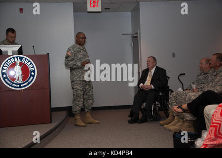 Us army chief warrant officer cinque Paolo m. thurston offre commento sul nome di retired army chief garantisce cinque James Madison simmons durante una cerimonia di premiazione in onore di Simmons. simmons è stato premiato con il fine di Saint Martin a La Carolina del Sud la guardia nazionale di aiutante generale di edificio in Columbia, s.c., 21 maggio 2015. fondata nel 1997, l'ordine di Saint martin riconosce quartermasters che hanno dato contributi significativi per il quartermaster corps. cw5 simmons servito onorevolmente per oltre quattro decenni prima di ritirarvi dal s.c. esercito guardia nazionale nel 1998. (Us army nationa Foto Stock