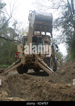 Stati Uniti Gli ingegneri dell'esercito con la Carolina del Sud National Guard per riparare le strade utilizzando una elevata mobilità Engineer escavatore di Manning, South Carolina, nov. 5, 2015. Gli ingegneri assegnati al 178mo Battaglione ingegnere e ingegnere 122Battaglione stanno sostenendo gli sforzi di recupero dopo che lo stato è stato influenzato dagli inondazioni storico che ha danneggiato le strade e infrastrutture in ottobre 2015. (U.S. Esercito nazionale Guard foto di Sgt. Tashera Pravato/ rilasciato) Foto Stock