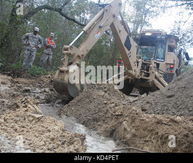 Stati Uniti Gli ingegneri dell'esercito con la Carolina del Sud National Guard per riparare le strade utilizzando una elevata mobilità Engineer escavatore di Manning, South Carolina, nov. 5, 2015. Gli ingegneri assegnati al 178mo Battaglione ingegnere e ingegnere 122Battaglione stanno sostenendo gli sforzi di recupero dopo che lo stato è stato influenzato dagli inondazioni storico che ha danneggiato le strade e infrastrutture in ottobre 2015. (U.S. Esercito nazionale Guard foto di Sgt. Tashera Pravato/ rilasciato) Foto Stock