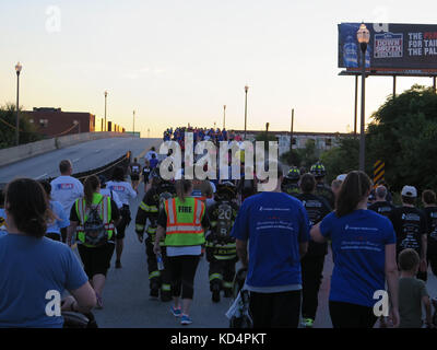 Membri della Carolina del Sud la guardia nazionale e i soldati da Fort Jackson ha partecipato al stephen siller tunnel per torri 5k correre e camminare in Columbia, s.c., sept. 18, 2015. Il 5k correre e camminare serie è uno dei programmi offerti da Stephen siller tunnel per torri foundation, che cerca di onorare la memoria del vigile del fuoco stephen siller sostenendo i soccorritori e i membri del servizio. Cortesia (foto) Foto Stock