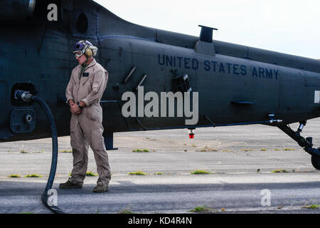 Us marine cpl. jason d. moxley, assegnato al 273marine wing support squadron, aria operations company, attende come un UH-60 Blackhawk viene rifornito di carburante durante la marcia avanti aria punto di rifornimento operazioni a mcentire comune di Guardia nazionale base, s.c. il 14 maggio 2014. Elementi della Carolina del Sud aria esercito e guardia nazionale e i Marines statunitensi condurre operazioni comuni che sono di importanza fondamentale per il successo di prontezza operativa e implementazioni in qualsiasi parte del mondo. (U.s. Air National Guard foto di tech sgt. jorge intriago/rilasciato) Foto Stock