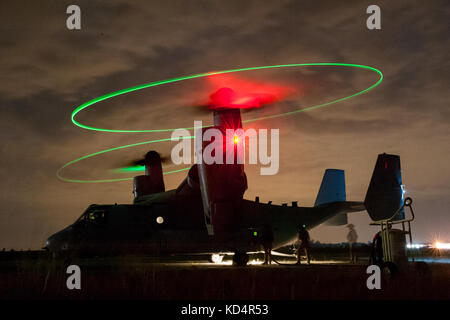 Marines degli Stati Uniti assegnato al 273marine wing support squadron, aria operations company, da Marine Corps air station beaufort, s.c., eseguire il rifornimento di un MV-22 Osprey a una marcia di avanzamento aria punto di rifornimento a mcentire comune di Guardia nazionale base, s.c. il 14 maggio 2014. i marines condurre operazioni congiunte al fianco di elementi della Carolina del Sud aria esercito e guardia nazionale, questi esercizi sono di importanza cruciale per il successo di prontezza operativa e implementazioni in qualsiasi parte del mondo. (U.s. Air National Guard foto di tech sgt. jorge intriago/rilasciato) Foto Stock