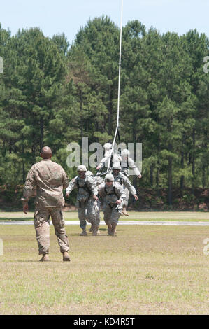 Un esercito di Stati Uniti soldato assegnato a 7 forze speciali gruppo (airborne) guida di un gruppo di Carolina del Sud esercito nazionale soldati di guardia assegnato al 4° Battaglione, 118a reggimento di fanteria, durante l'inserimento speciale sistema exfiltration (spie) formazione presso mccrady training center, eastover, s.c., 17 maggio 2014. i soldati sbarcati in sicurezza al suolo da un chinook fornito da centosessantesimo special operations aviation regiment (airborne). (L'esercito degli Stati Uniti Guardia nazionale foto di Sgt. 1. classe kimberly d. calkins/rilasciato) Foto Stock