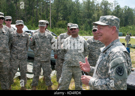 Esercito degli Stati Uniti gen. frank j. erba, chief, guardia nazionale ufficio di presidenza e membro del comune di capi di stato maggiore, colloqui con un gruppo di s.c. guardia nazionale ingegneri come fossero fielding acquisite di recente attrezzatura e condurre il gioco di corsia, aug. 16, 2014. La visita ha incluso un tour di mcentire comune di Guardia Nazionale e base mccrady training center in eastover, s.c., dove erba ha parlato con i comandanti di circa tutti i benefici la s.c. guardia nazionale comporta per lo stato e la nazione. La visita è stata anche un occasione per erba di visitare con truppe in campo e conoscere la loro formazione ed esperienza. ( Foto Stock