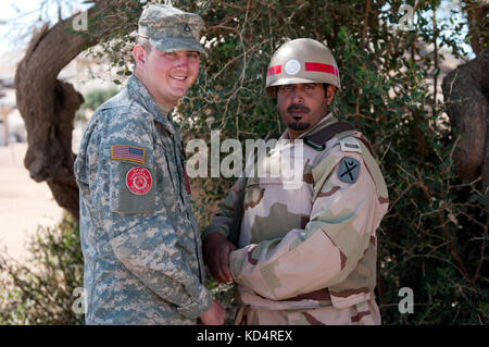 Pvt. 1. classe nathaniel graham, uno scout con sede e Sede azienda 1-118esimo reggimento di fanteria bracci combinato battaglione, mestieri di patch con un royal saudi forze terrestri soldato feb. 25 durante la fase di esercizio frienship due, Arabia saudita. Foto Stock