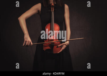 Le mani del violinista donna Foto Stock