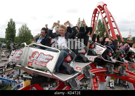 Membri della musica classica quartetto vocale G quattro foto sulla nuova forza G ride a Drayton Manor Park, Staffordshire. Foto Stock