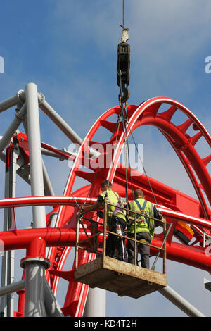 Uomini al lavoro sulla forza G roller coaster a Drayton Manor Park, Staffordshire. Foto Stock