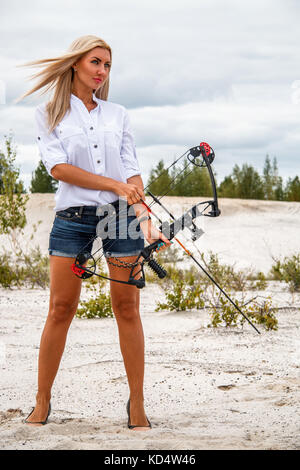 Giovane donna con un arco composto Foto Stock