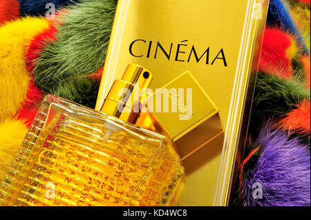 Yves Saint Laurent, lifestyle, perfum, odore, cinema, dono, Yves Saint Laurent, lifestyle, perfum, odore, bottiglia, box, cinema, womens bottiglia di profumo, Foto Stock