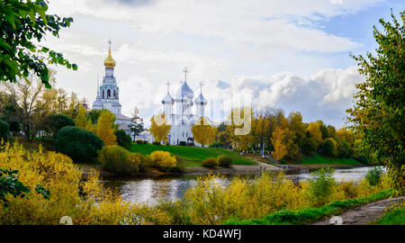 Vista di st. sophia cattedrale e la torre campanaria della città di Vologda Foto Stock