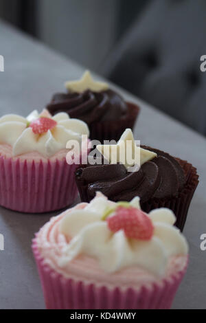 La fragola e tortini di cioccolato accompagnata da una cioccolata calda con panna e cioccolato spolvero. Foto Stock