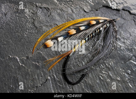 Un 'completamente vestito' tradizionale legata a mano il salmone fly Foto Stock