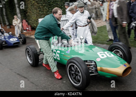 1961 Ausper-Ford T3 viene spinto attraverso l'area del paddock dall'autista Pete Morton al Goodwood Revival del 2017, Sussex, Regno Unito. Partecipante alla Chichester Cup. Foto Stock