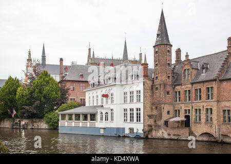 Scenic cityscape con case medievali e canal a Bruges, Belgio Foto Stock