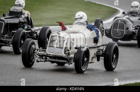 Julian Wilton nell'ERA B-Type R7B del 1936 indica il lato per gli altri che passeranno al Goodwood Revival del 2017, Sussex, Regno Unito. Gara del Goodwood Trophy. Foto Stock