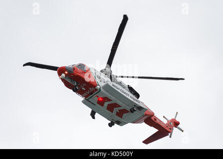 Un sikorsky s-92un elicottero della Irish coast guard condurre esercitazioni pratiche. Foto Stock