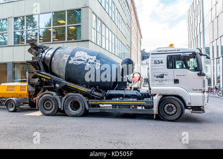 Stoccolma, Svezia- Ottobre 5, 2017: Bianco e nero betoniera carrello parcheggiato in strada Foto Stock