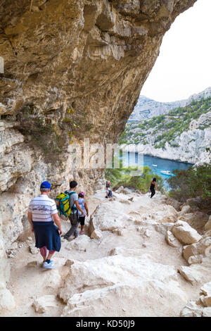 Gruppo di persone escursioni alla Calanque de Sugiton, Parco Nazionale delle Calanques, Francia Foto Stock