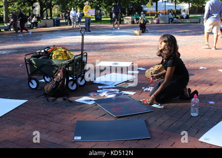 Donna in occasione di una protesta nel campus della Ann Arbor University of Michigan, che sta facendo segnali per il Columbus Day Foto Stock