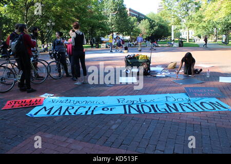 Una protesta nel centro di Ann Arbor contro l'odio, i nativi americani e il Columbus Day Foto Stock