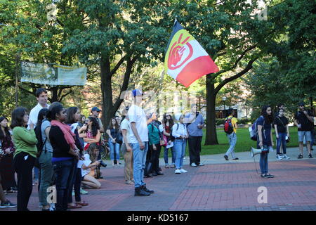 Una protesta nel centro di Ann Arbor contro l'odio, i nativi americani e il Columbus Day Foto Stock