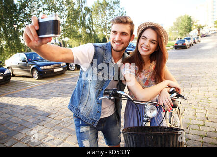 Turisti felici di prendere foto di se stessi Foto Stock