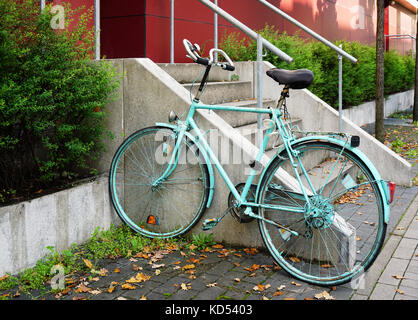 Dipinto di bicicletta bloccato alla ringhiera di protezione Foto Stock