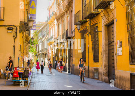 Valencia viaggio città, vista di una strada di quartiere nel quartiere storico Barrio del Carmen nel centro storico di Valencia, Spagna. Foto Stock