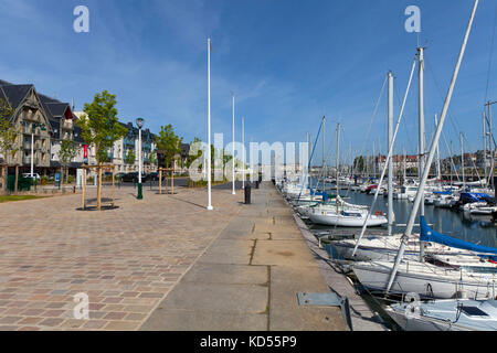 Costa normanna nella zona denominata "Cote Fleurie': la località balneare di Deauville (Normandia, Francia settentrionale). barche a vela nel marina (non trattati Foto Stock