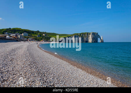 Città di Etretat lungo il "Cote d'Alabastro" (costa normanna): il 'Porte d'Aval' arch e 'L'Aiguille' rock. Le Scogliere di Etretat fanno parte del 'Opera Foto Stock