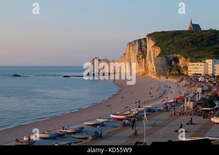 Città di Etretat lungo il "Cote d'Alabastro" (costa normanna): la rupe di Amont. Le Scogliere di Etretat sono parte del " Operazioni Grands siti (OGS)' p Foto Stock