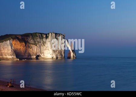 Città di Etretat lungo il "Cote d'Alabastro" (costa normanna): il 'Porte d'Aval' arch e 'L'Aiguille' rock. Le Scogliere di Etretat fanno parte del 'Opera Foto Stock