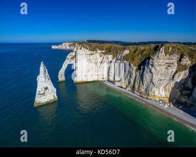 Etretat (Francia settentrionale): scogliere lungo la costa normanna "Cote d'Alabastro". Il 'Porte d'Aval' ARCO E L'Aiguille (l'ago) (non disponibile per la post Foto Stock