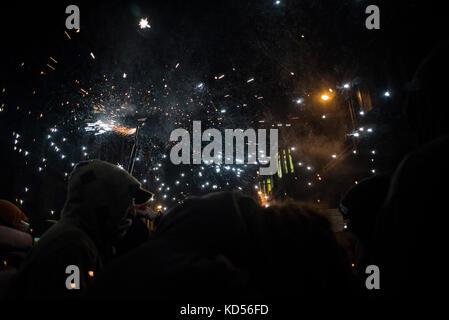 La gente si diverte al Correfocs de la Merce. Il partito consiste nel fuggire dai demoni (Diables) che gettano scintille. Alamy / Carles Desfilis Foto Stock