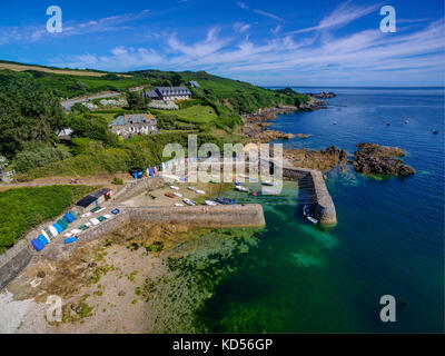 Vista aerea del porto Racine, soprannominato 'il più piccolo porto in Francia", di un porto di pesca nel quartiere di Saint Germain-des-Vaux, Cotentin Peninsula, Norman coste (non Foto Stock