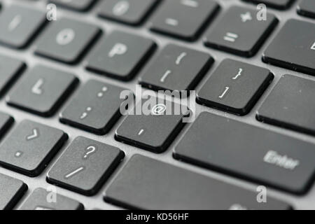 Vista ravvicinata dell'icona di posta elettronica su un computer i tasti della tastiera Foto Stock