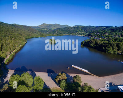 Vista aerea del Lac Chambon, un lago vulcanico in Sancy mountain range, nel massiccio centrale regione, Puy-de-Dome dipartimento. Il cratere del lago ed il Foto Stock