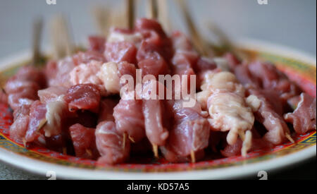 Crudo di capra saté o agnello satay. pronto alla griglia. Foto Stock