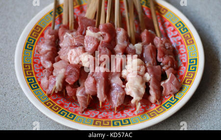 Crudo di capra saté o agnello satay. pronto alla griglia. Foto Stock