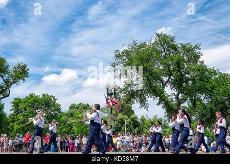 Washington dc-maggio 25, 2015: memorial day parade. Il secaucus high school marching band di new jersey è una delle molte fasce della scuola che partecipano a t Foto Stock