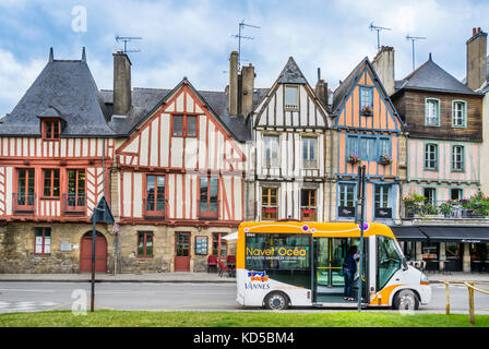 Francia, Bretagna Morbihan, Vannes, Vannes autobus navetta gratuito contro lo sfondo di colorfull in legno case in Rue du Port Foto Stock