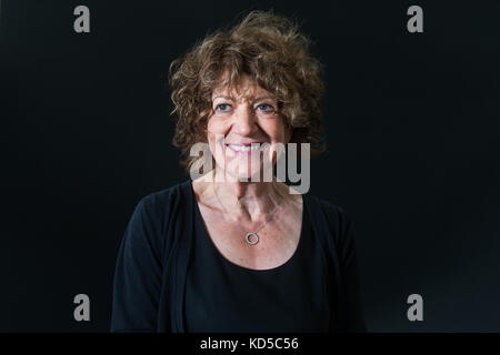 British psicoterapeuta e psicanalista, scrittore e critico sociale Susie Orbach assiste un photocall durante l'Edinburgh International Book Festival su Foto Stock