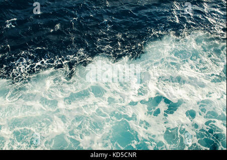 Mare blu con onde e schiuma Foto Stock