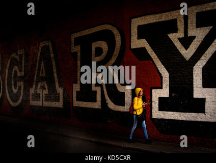 'Scary' - Arte di strada da Ben Eine sotto un ponte ferroviario sul Rivington Street, Hoxton Foto Stock