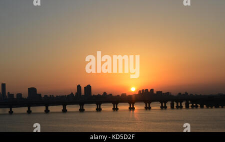 Tramonto sul Fiume Han e il ponte Jamsil a Seul, in Corea. Foto Stock